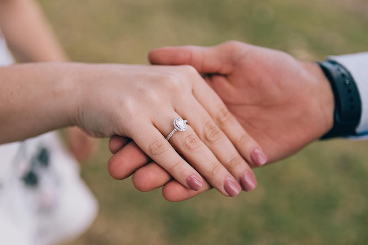 Pedidas de mano y anillos de compromiso: tradiciones que evolucionan en 2025