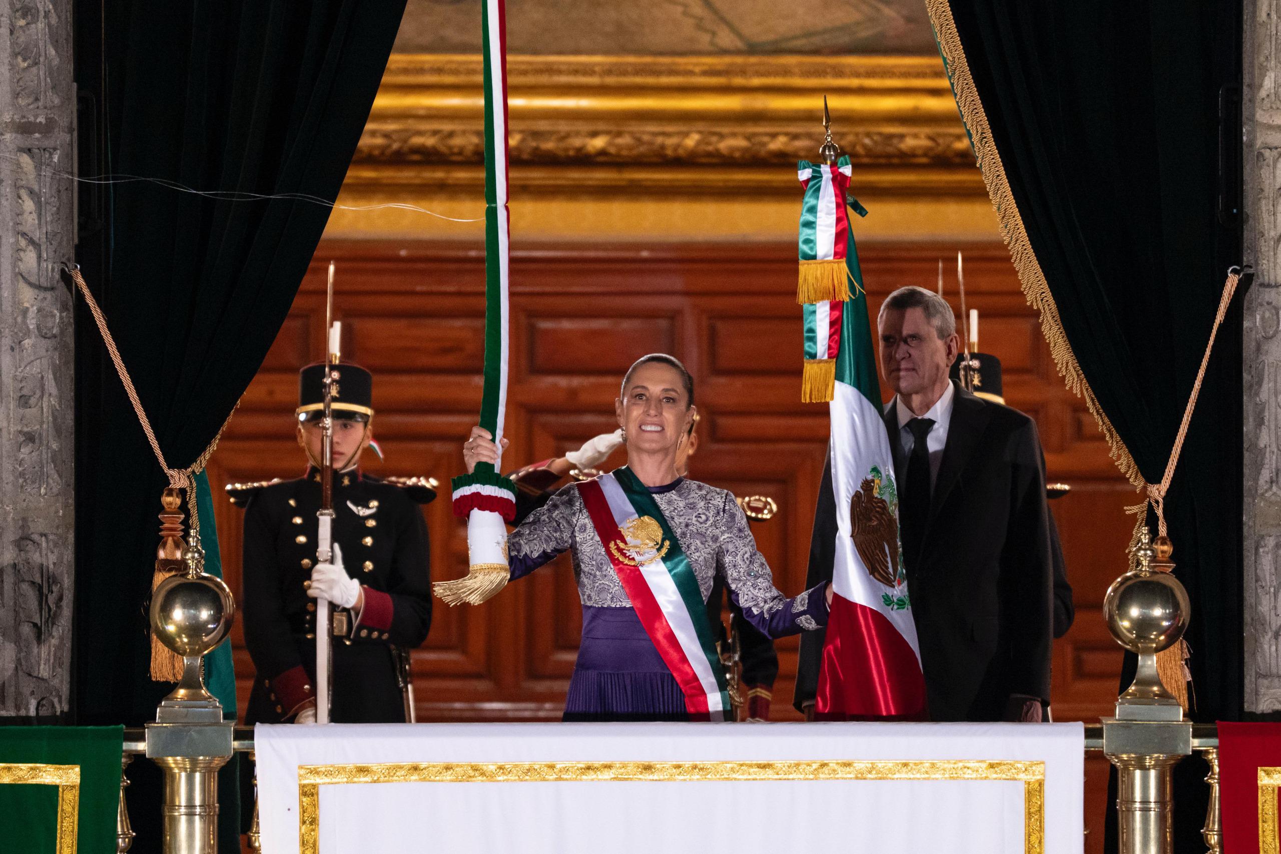 ¡HISTÓRICO! Claudia Sheinbaum encabeza ceremonia del grito de independencia; primera mujer en 215 años