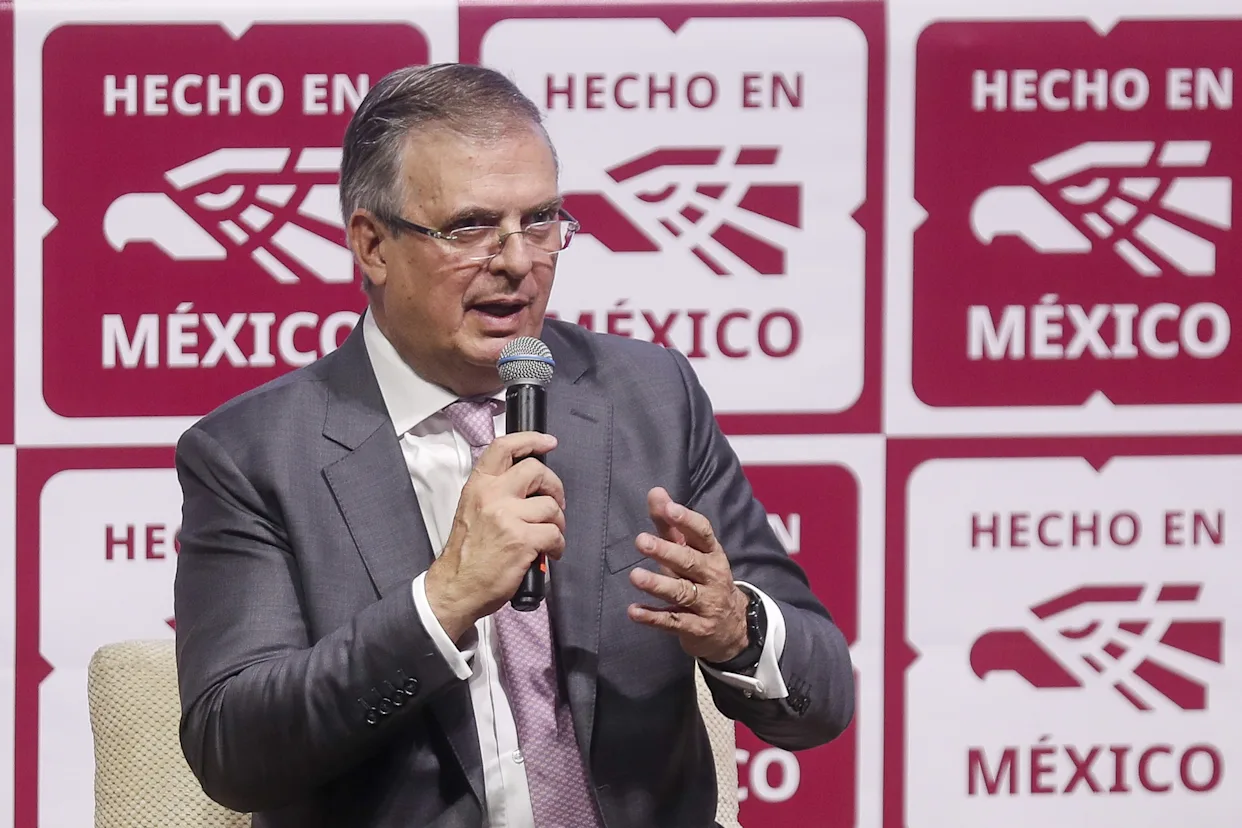 Ebrard llega a Corea para la Cumbre de la APEC y presentar candidatura de México para 2028