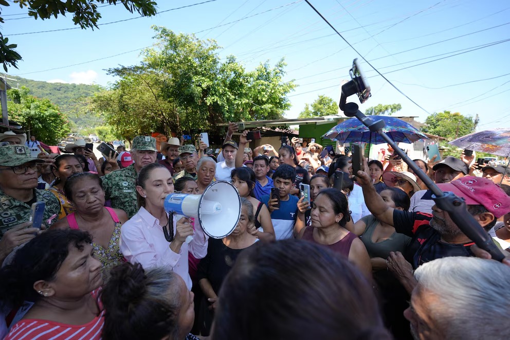 Sheinbaum recorre zonas afectadas por lluvias; establecen puentes aéreos en comunidades aisladas