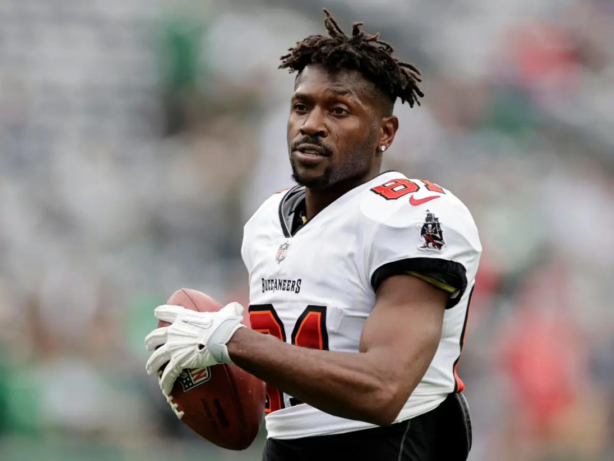 Antonio Brown, exjugador de la NFL, podría pasar hasta 30 años de cárcel por este delito