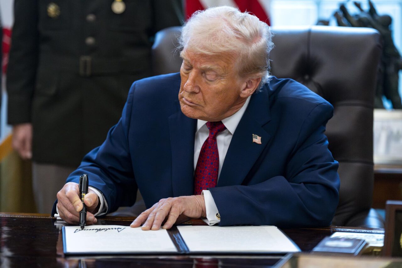 Trump amplía las restricciones de viaje a los nacionales de 20 países más, incluidos los palestinos