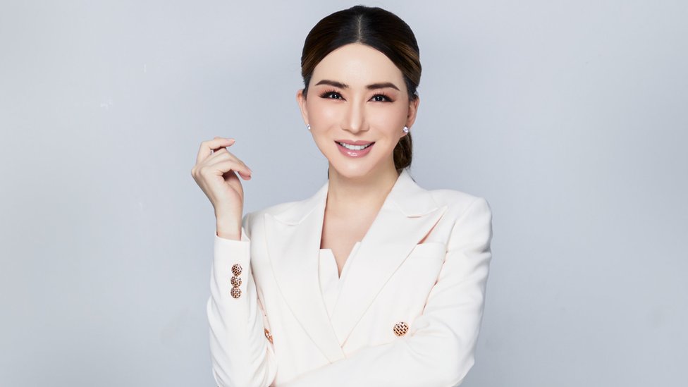 Tailandia congela los activos de la copropietaria de Miss Universo que sigue prófuga