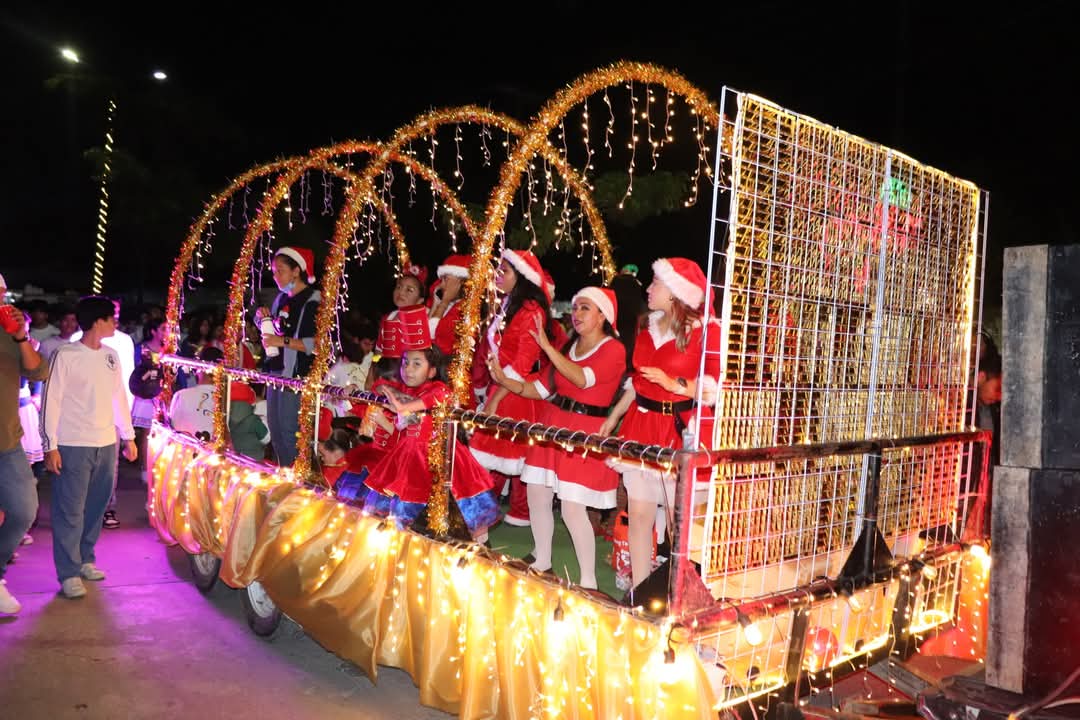 Disfrutarán familias de Comalcalco de desfile navideño lleno de alegría y color