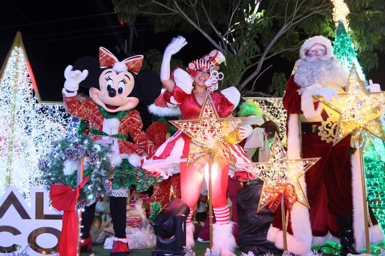 Vive Comalcalco una noche inolvidable con el Tradicional Desfile Navideño