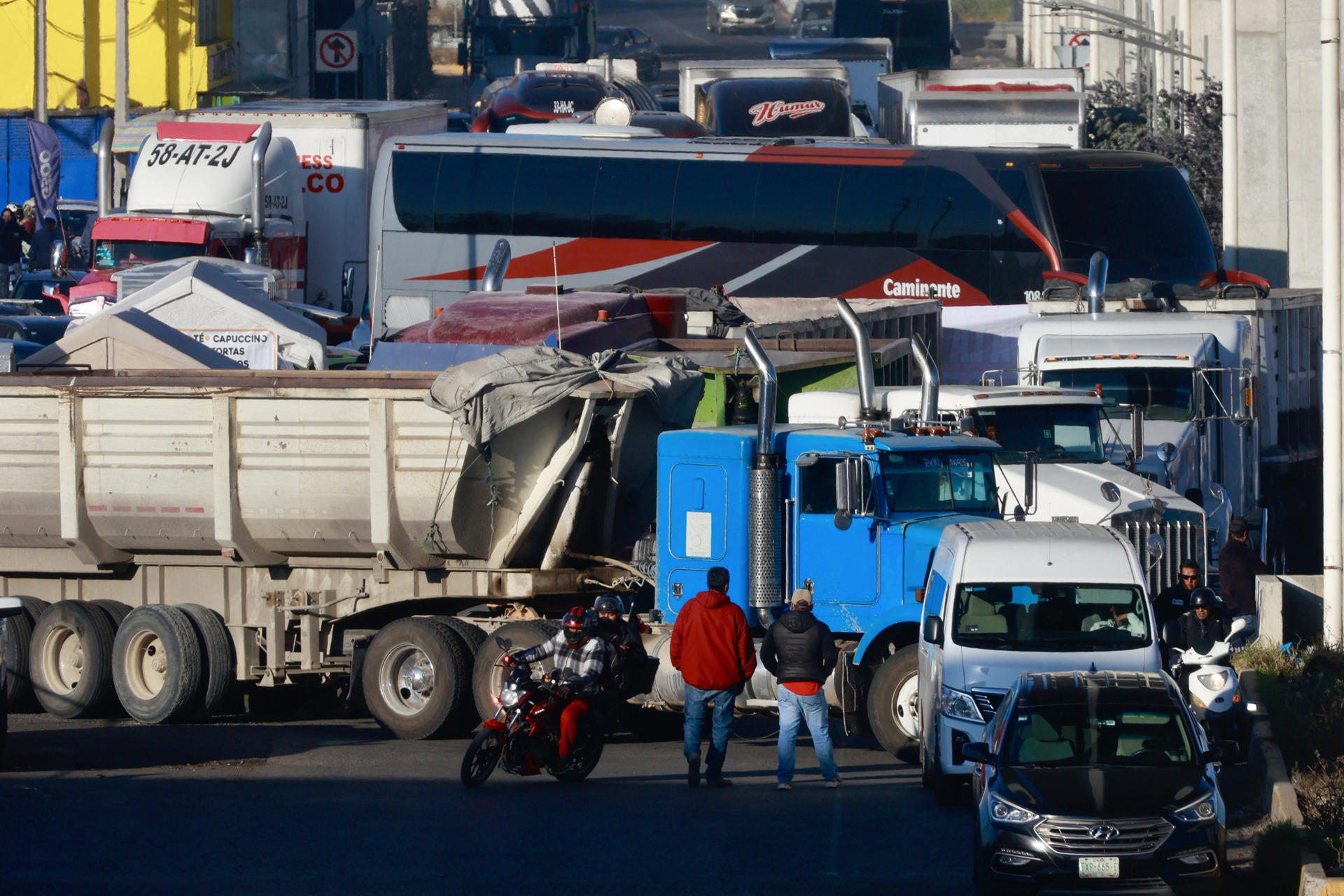 Gobierno, agricultores y transportistas llegan a acuerdos; se desactivan bloqueos en carreteras