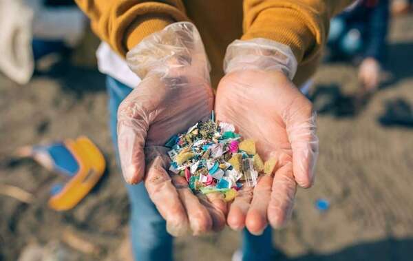 Revelan cuántos microplásticos se emiten al año en tierra