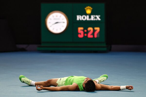 Alcaraz resiste a Zverev y es finalista en Australia