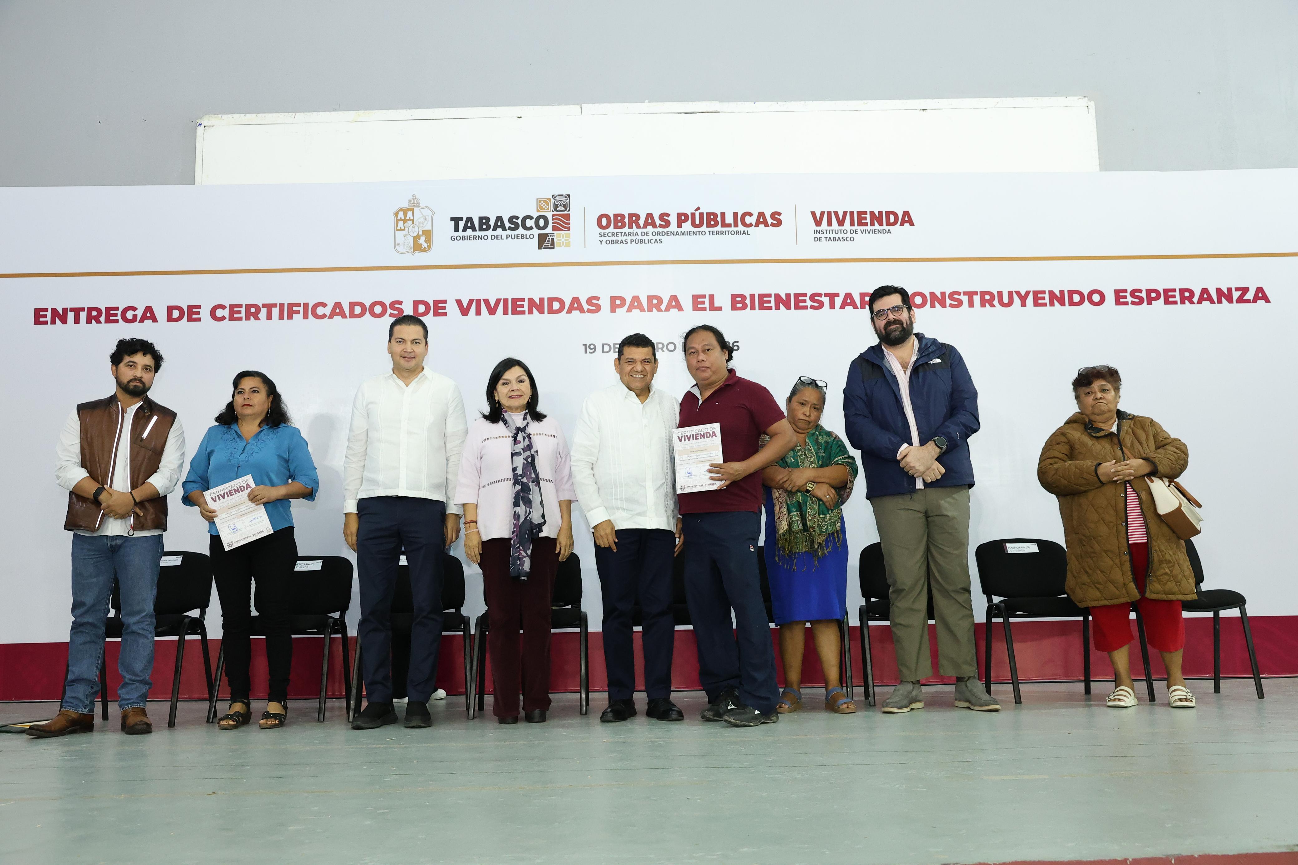 Entrega Javier May primeros 100 certificados de Viviendas del Bienestar en Centro