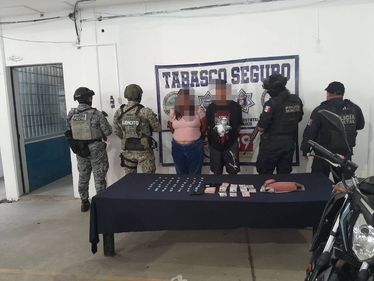 Aseguran a dos presuntos narcomenudistas en Comalcalco