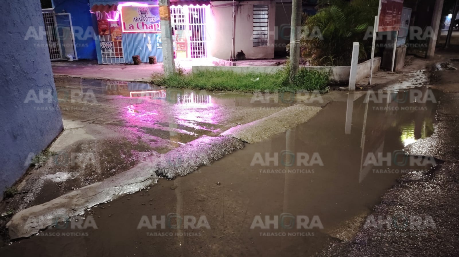 Vecinos de Miguel Hidalgo exigen atención a fuga de agua
