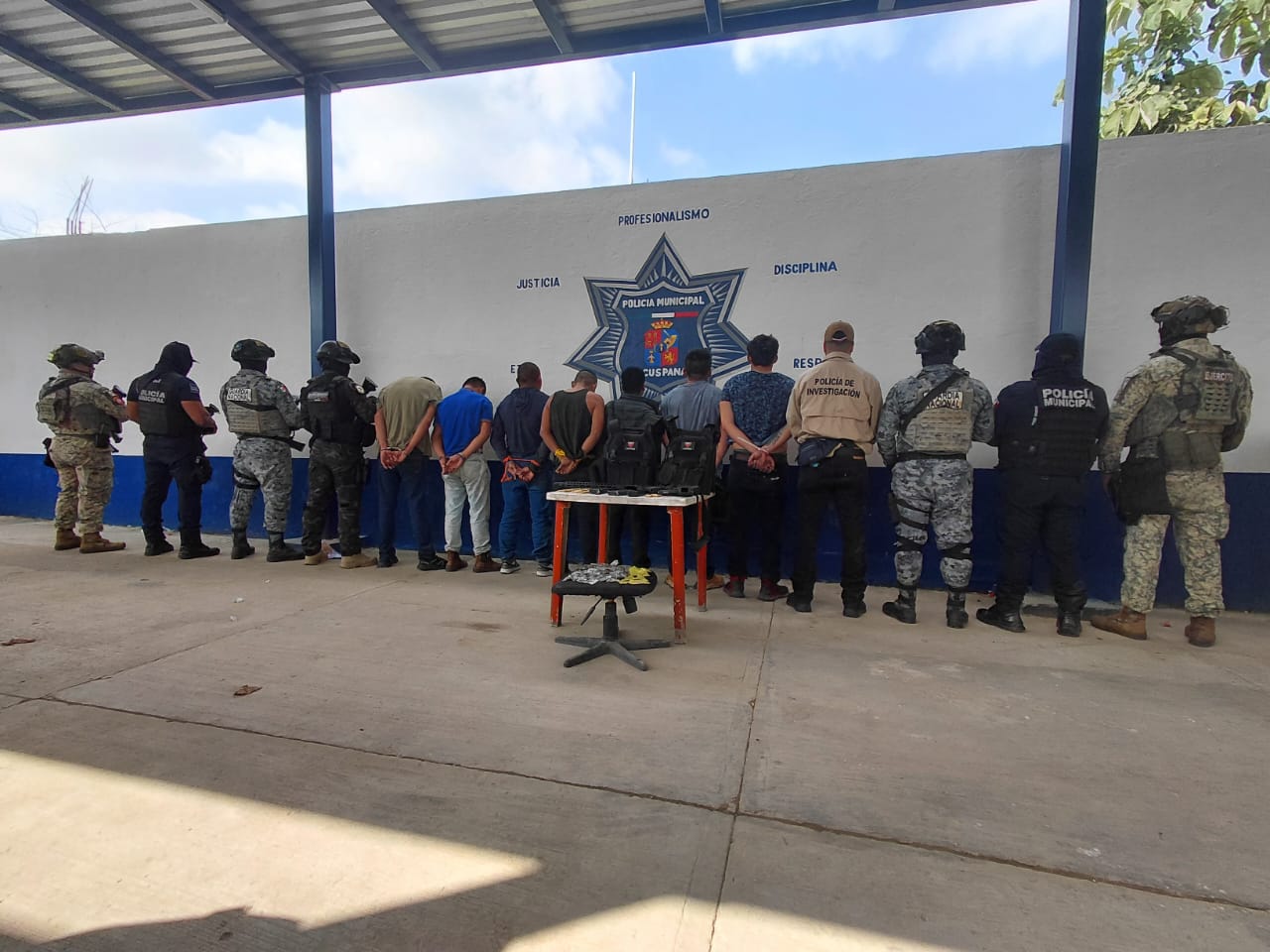 Asergura FIRT Olmeca en Macuspana a siete personas con droga y armamento