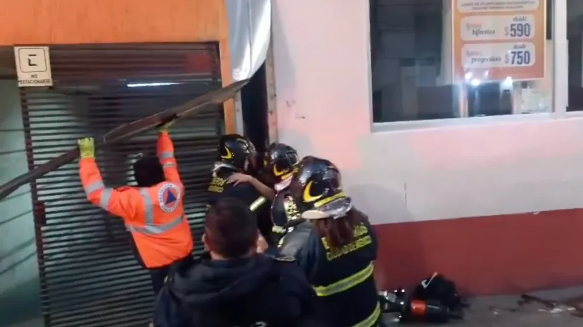Rescatan a persona atrapada entre edificios en la Cuauhtémoc