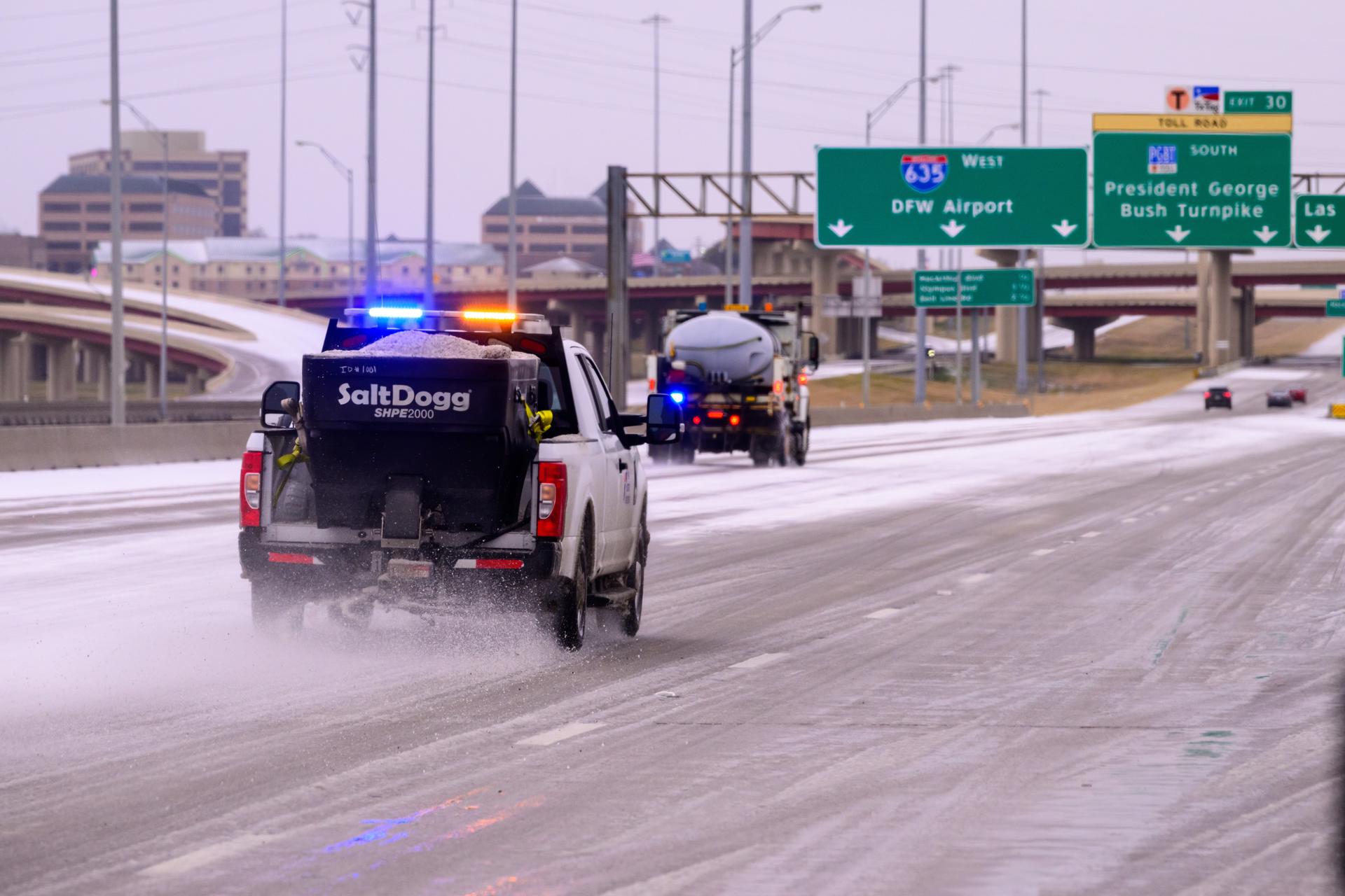 Casi la mitad de EE.UU. declara emergencia por temporal de nieve y hielo