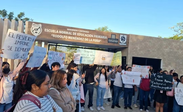 Normalistas de Yucatán exigen destitución de director
