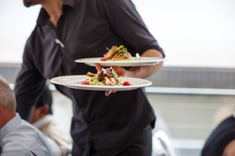 Prevén hasta 14 mil empleos temporales en restaurantes por Mundial 2026