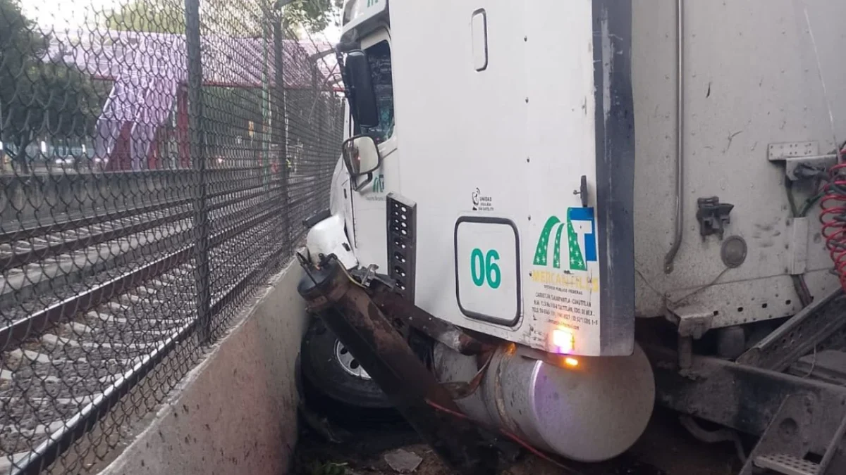 Choque de tráiler suspende Tren Ligero en CDMX