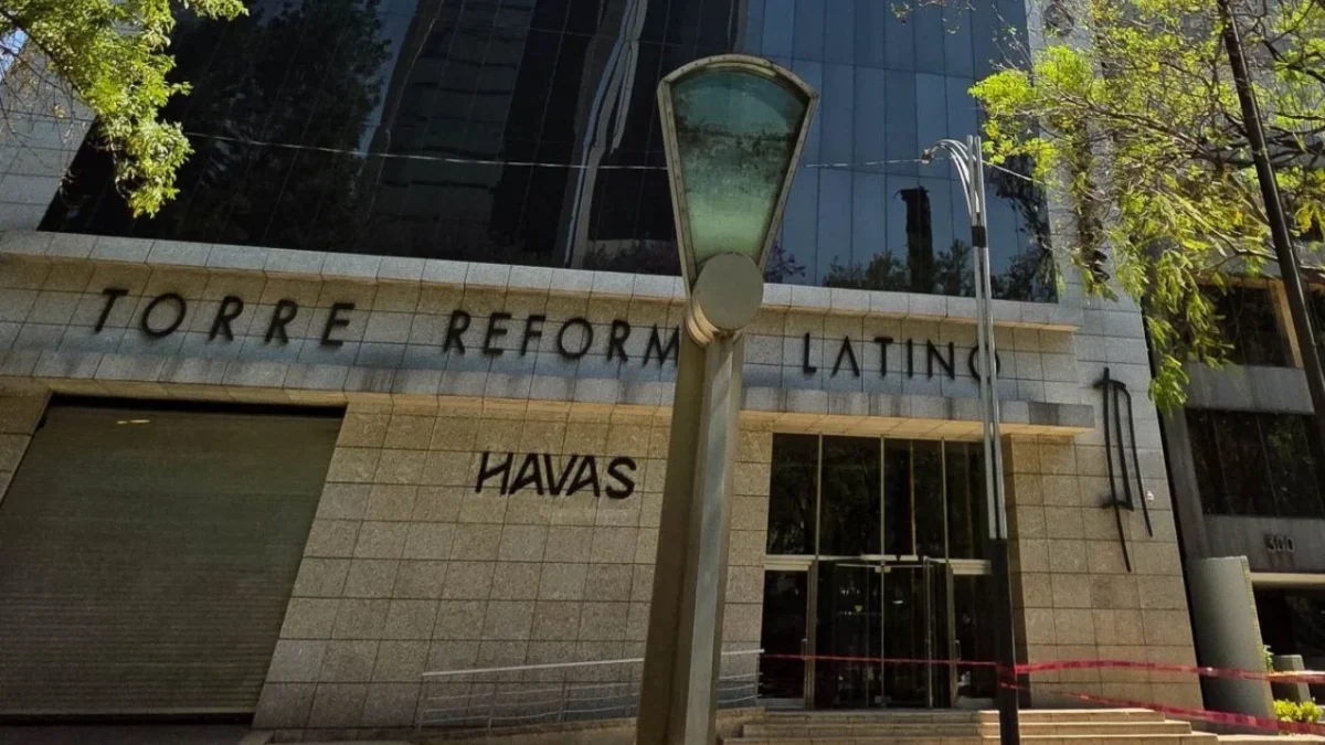 Muere mujer tras caer de edificio en Reforma