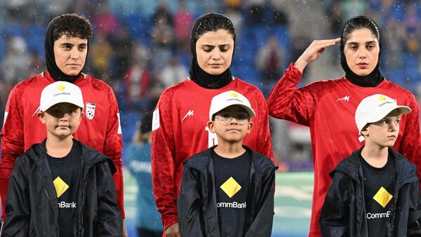 Jugadoras de Irán regresan a su país luego de rechazar asilo en Australia