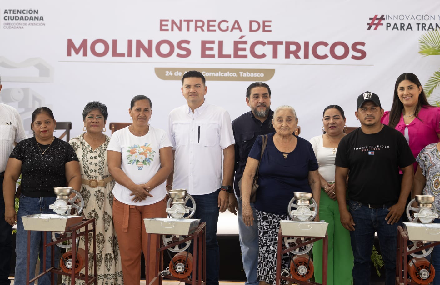 Arranca Ovidio Peralta entrega de molinos eléctricos en Comalcalco
