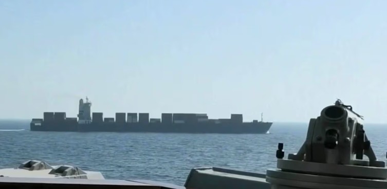 Irán dispara contra tres buques en el estrecho de Ormuz