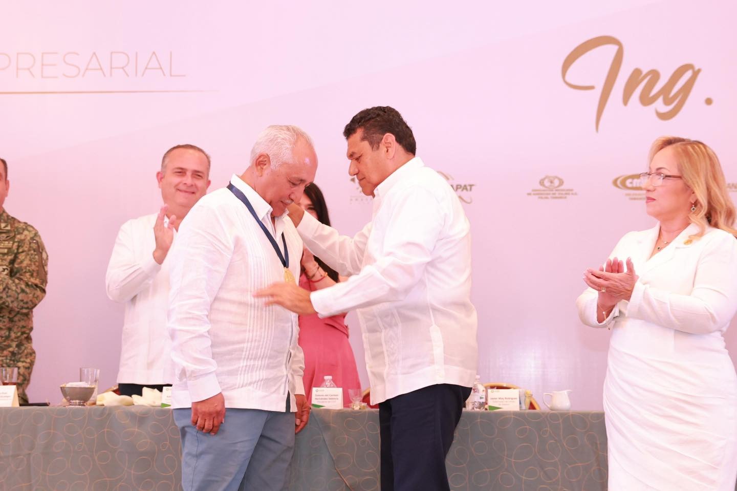 Reconocen a Jaime Merodio con Medalla al Mérito Empresarial