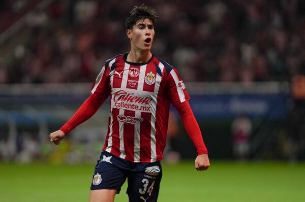 ‘Hormiga’ González hace historia en Chivas: supera a Bravo y va por Pajarito