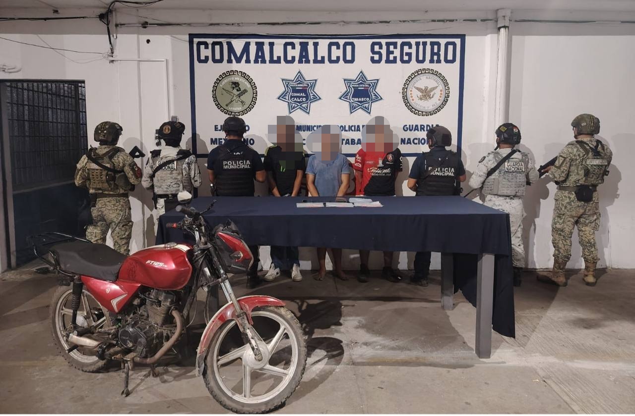 Detienen en Comalcalco a tres presuntos narcomenudistas con droga