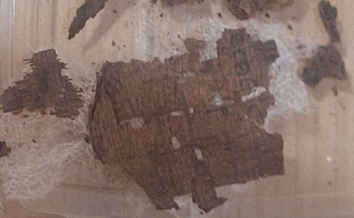Hallan papiro de la Ilíada en tumba egipcia de 1,600 años