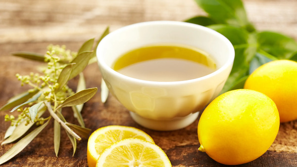 Aceite de oliva con limón: beneficios reales y mitos de esta popular mezcla