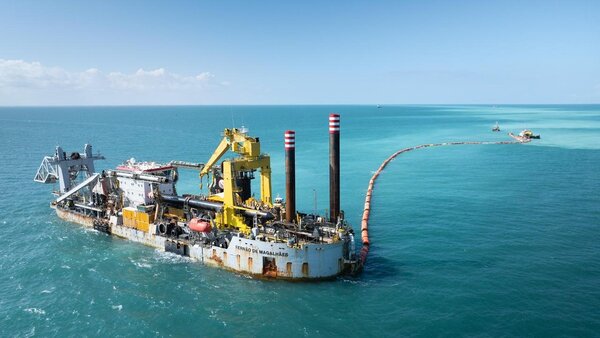 Joaquín Díaz Mena supervisa avances de modernización del Puerto de Progreso