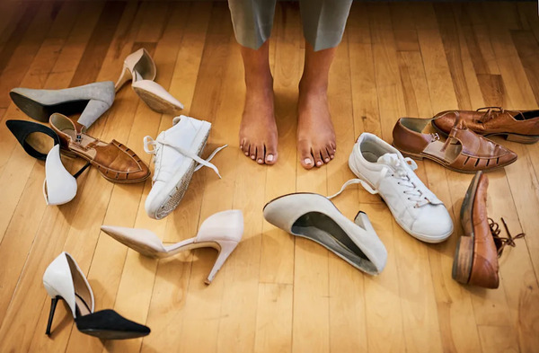 La peligrosa razón científica por la que nunca debes caminar con zapatos dentro de tu casa