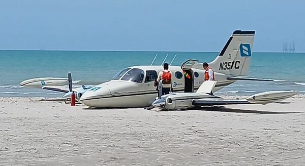 Avioneta con siete personas aterriza en Playa de Campeche