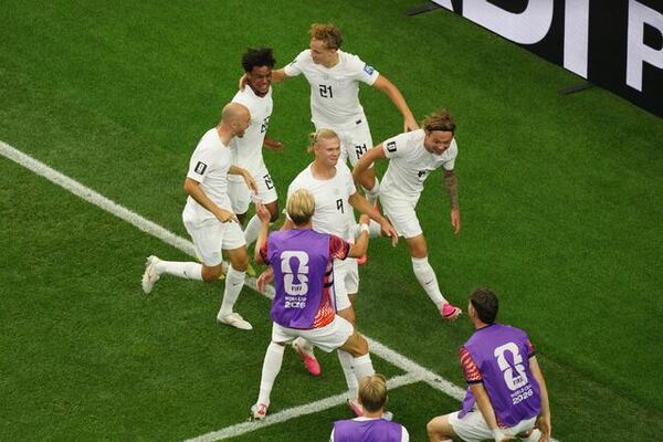Haaland clasifica a Noruega y cita a Brasil en Octavos