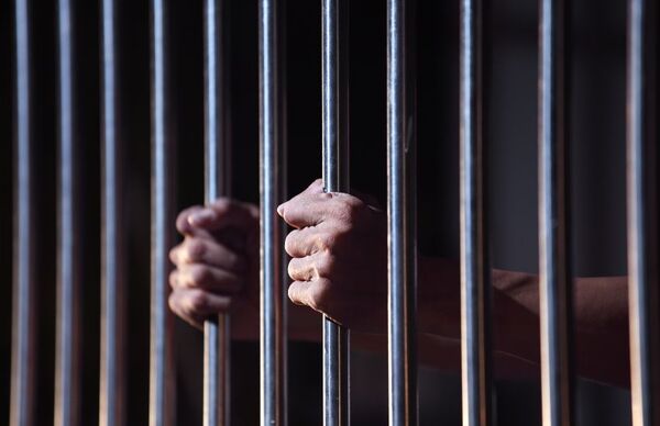 Detienen a hombre por delitos contra la salud