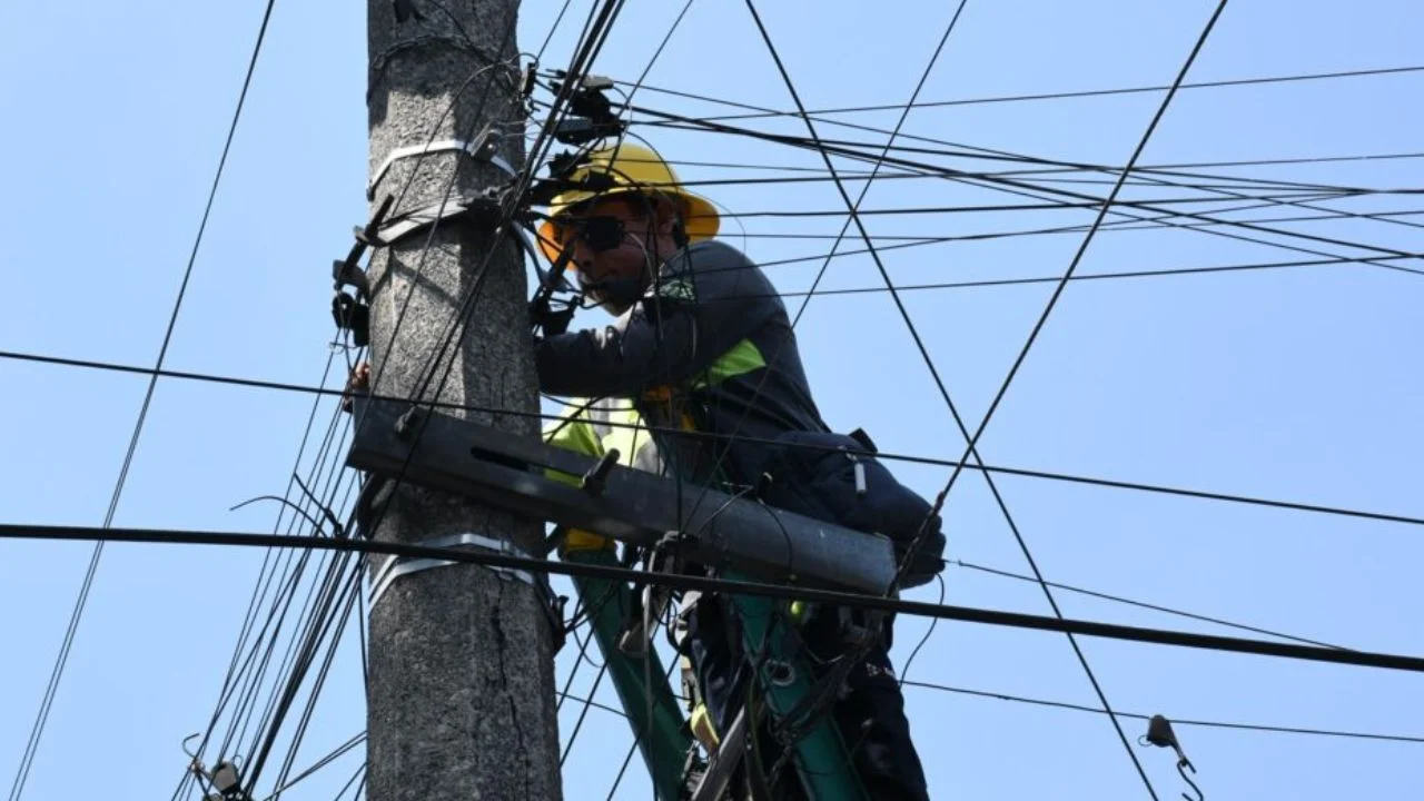 Retiran cableado en desuso en Benito Juárez