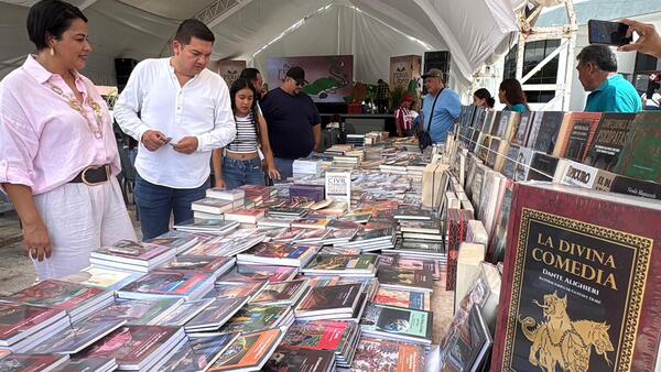 Ovidio Peralta inaugura la Feria del Libro en Comalcalco