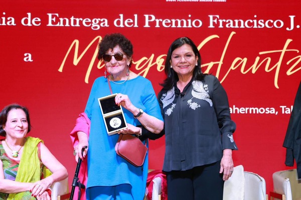 Margo Glantz recibe el Premio Francisco J. Santamaría