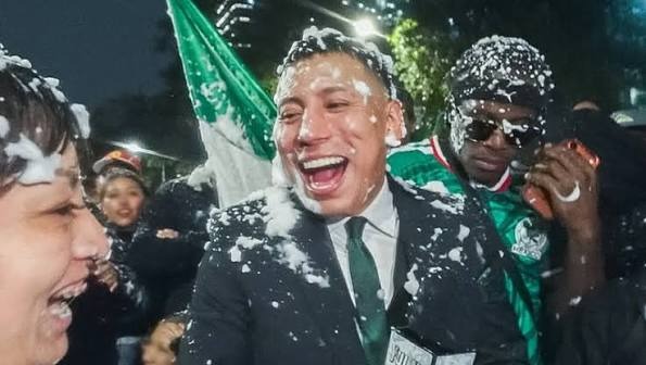 Yulay casi pierde la vista tras el triunfo de México; le cayó espuma en los ojos