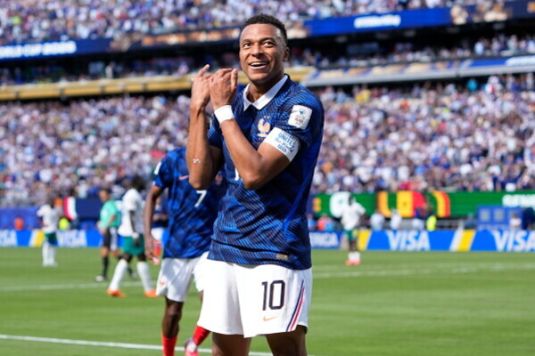 Mbappé rompe récords con Francia
