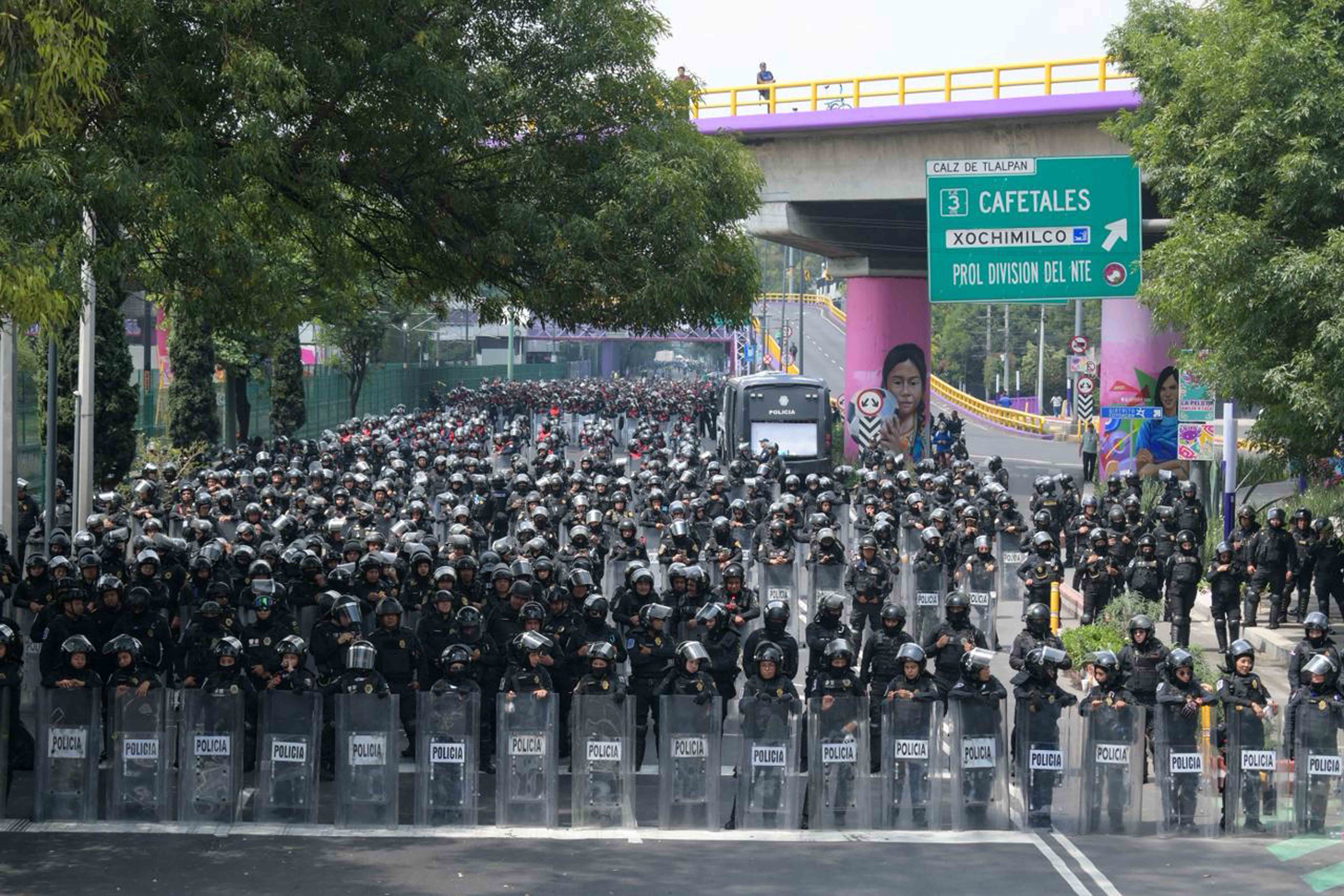 Enfrentamiento entre policías y encapuchados deja varios lesionados en Tlalpan