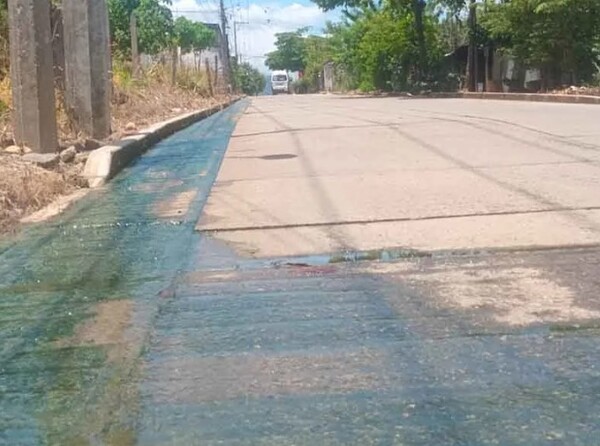 Vecinos denuncian fuga de drenaje con más de siete meses sin atender en Tuzantán