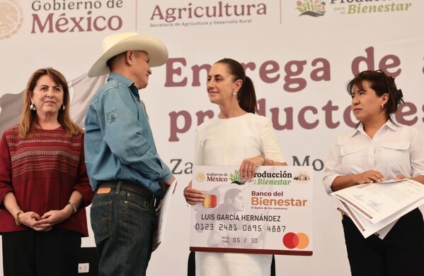 Sheinbaum entrega apoyos a cañeros y refuerza plan para elevar el precio del azúcar