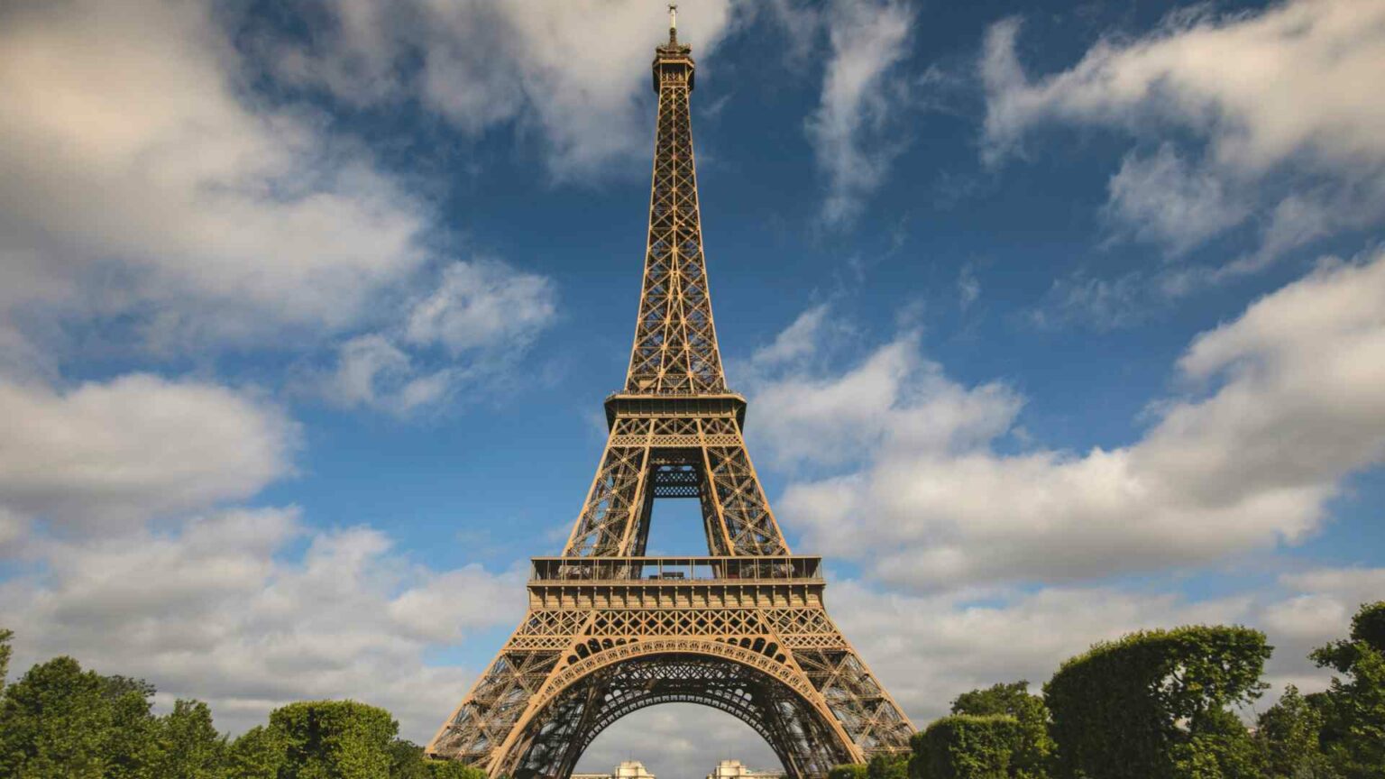 París adelanta cierre de la Torre Eiffel y museos por ola de calor