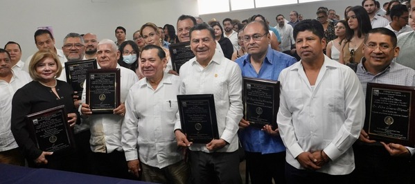 Óscar Cantón recibe medalla por excelencia legislativa