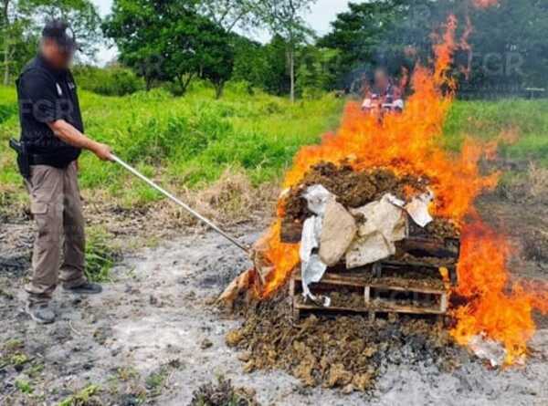 FGR destruye más de 82 kilos de droga y 33 mil objetos ligados a delitos en Tabasco