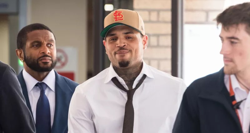 Chris Brown se declara culpable por violento altercado en Londres y evita cargos más graves
