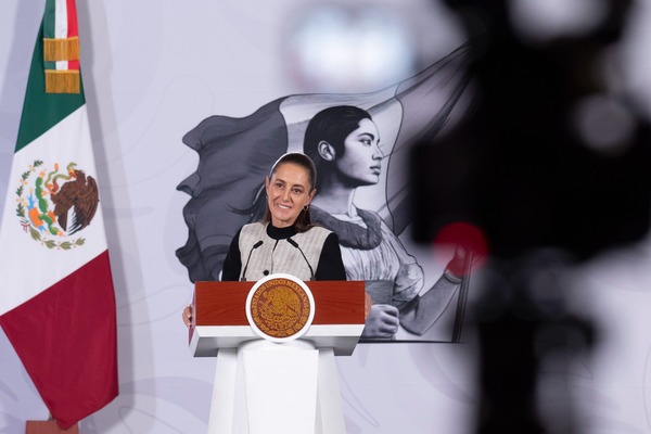 Sheinbaum impulsa regulación del uso de redes sociales y celulares en menores