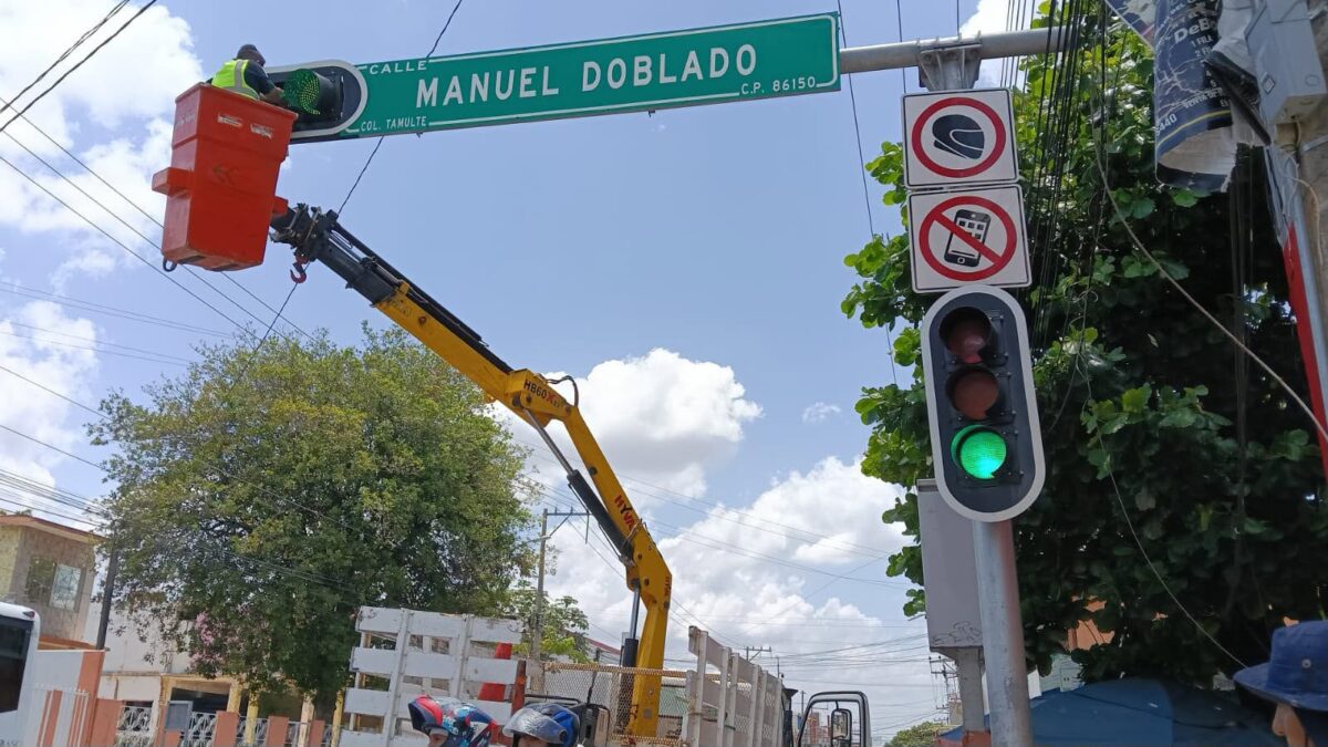 Dan mantenimiento a semáforos de Villahermosa