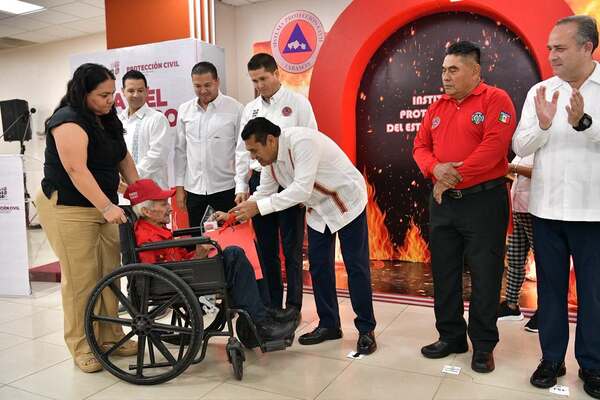 Javier May reconoce labor de bomberos en Tabasco